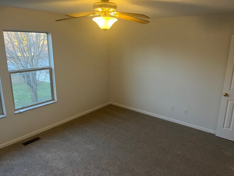Building Photo - 1074 Lakegrove Court