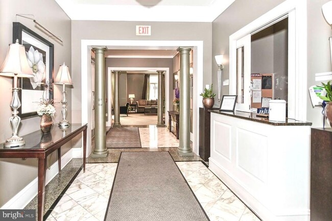 Building Photo - 851 N Glebe Rd