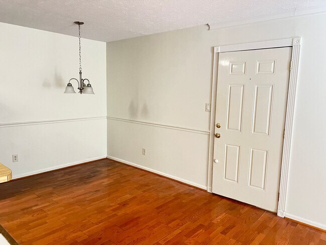 Building Photo - 2.5 Blocks to the Beach! Unfurnished 2 Bedroom, 2 Bath Condo on 1st Floor!