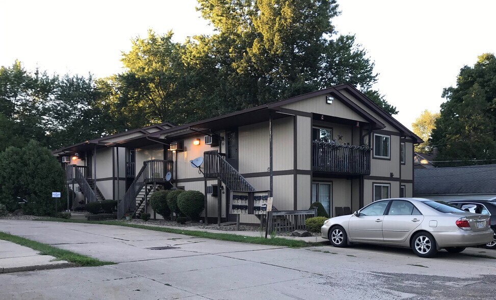 Outside (Side) - 206 Park Dr