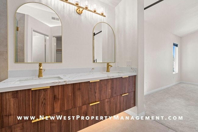 Building Photo - Newly renovated 2-bedroom UTC townhome in the coveted Andria of Renaissance at La Jolla community...