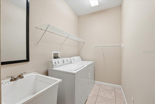 Building Photo - 950 E Broadway St