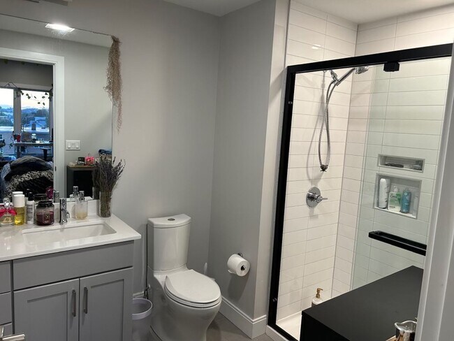 Building Photo - Luxury Condo Style 2 Bed plus, 2 Bath Apartment!