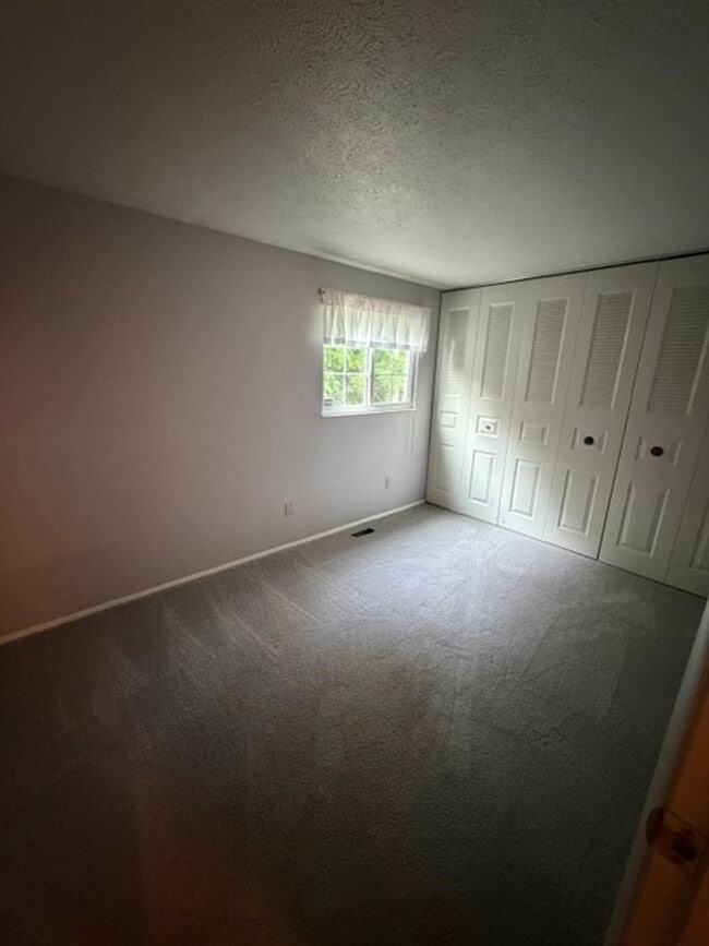 Building Photo - Beautiful Townhouse for Rent