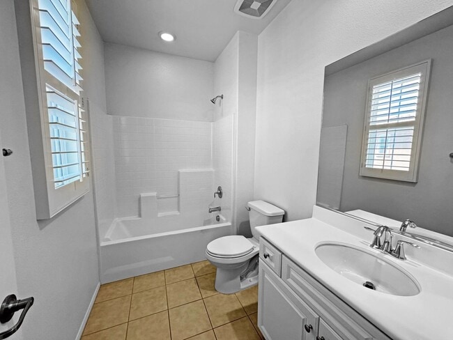 Building Photo - Spacious 3Bd/3.5Ba Home With All Primary B...