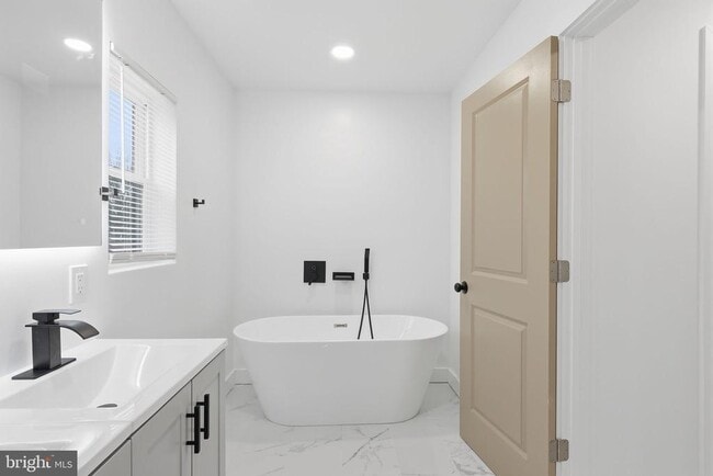 Building Photo - 65 Oaktree Dr