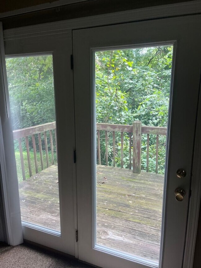 Building Photo - 3 bedroom, 2 bathroom duplex on Bloomingto...
