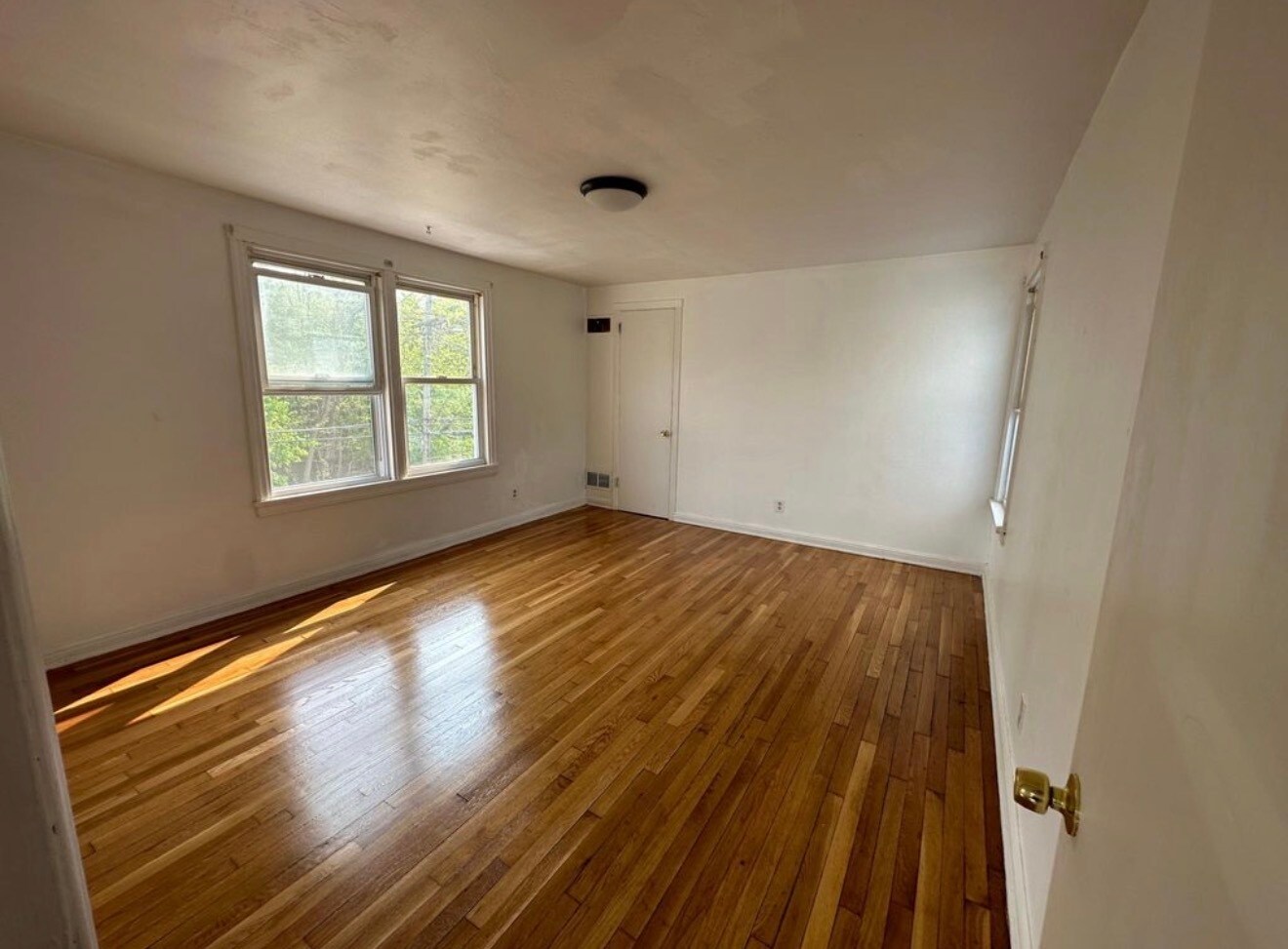 Building Photo - 256 Broad St