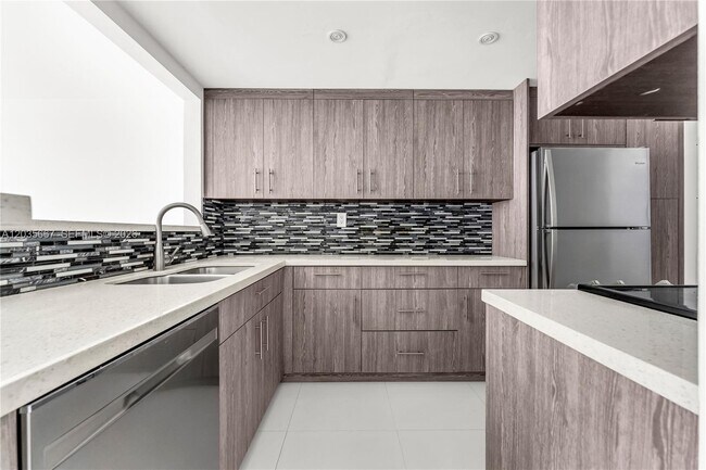 Building Photo - 1717 N Bayshore Dr