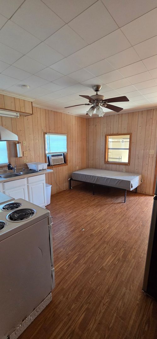 Building Photo - Tiny home with large yard