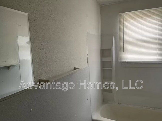 Building Photo - 720-726 N 70th St