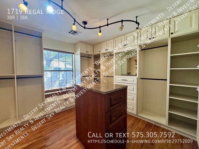 Building Photo - 1719 Regal Ridge St