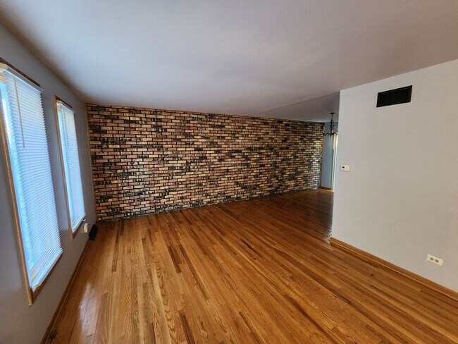 Building Photo - 16710 Kenwood Ave