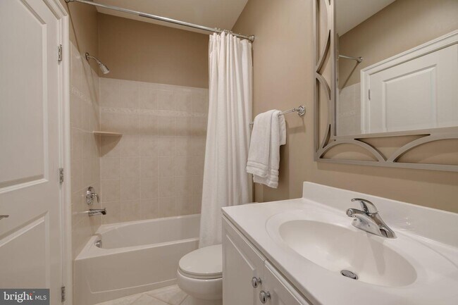 Building Photo - 712 Bracey Ln