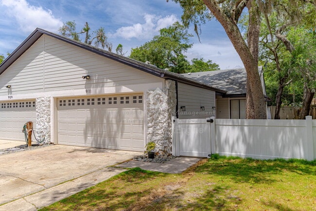 Building Photo - 911 Robinhood Ct