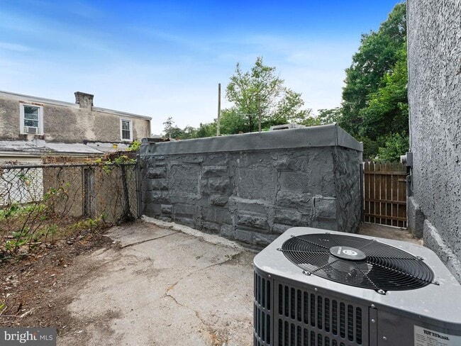 Building Photo - 9 N Front St