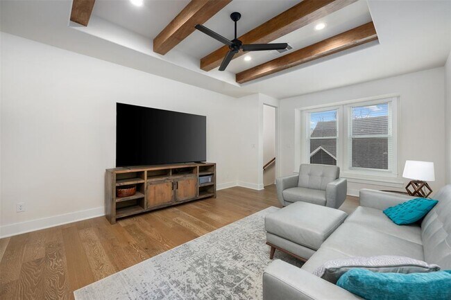 Building Photo - 510 E 7th St