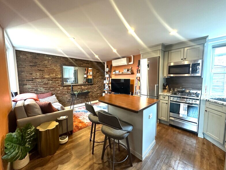 Building Photo - 10 Henchman St