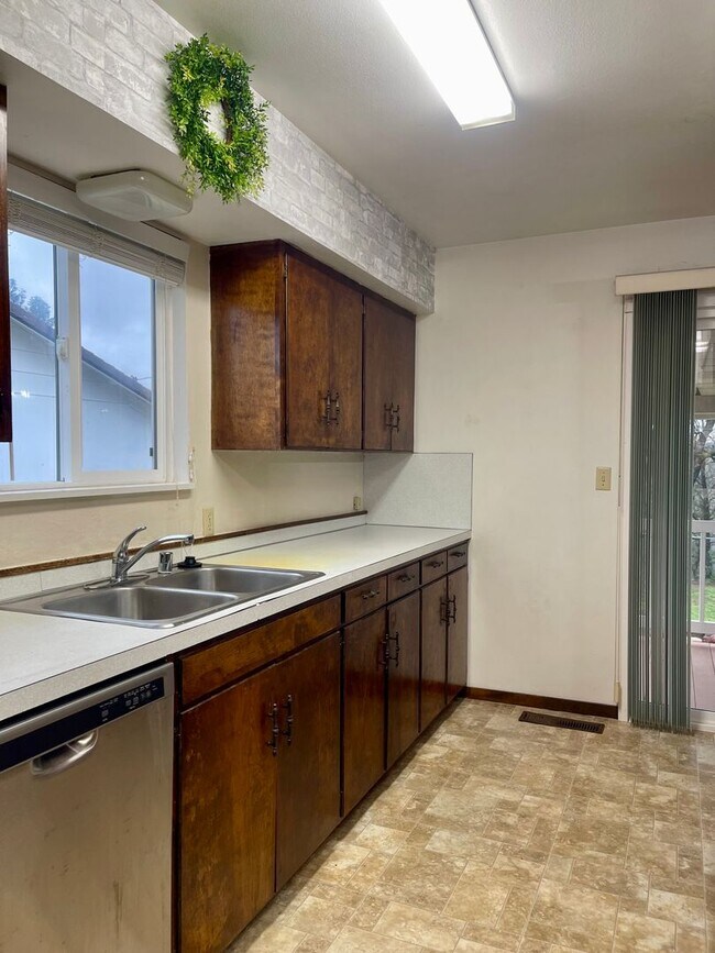 Building Photo - CHARMING 3 BED 2 BATH HOUSE WITH NEW HVAC, ROOF & LARGE FENCED BACKYARD