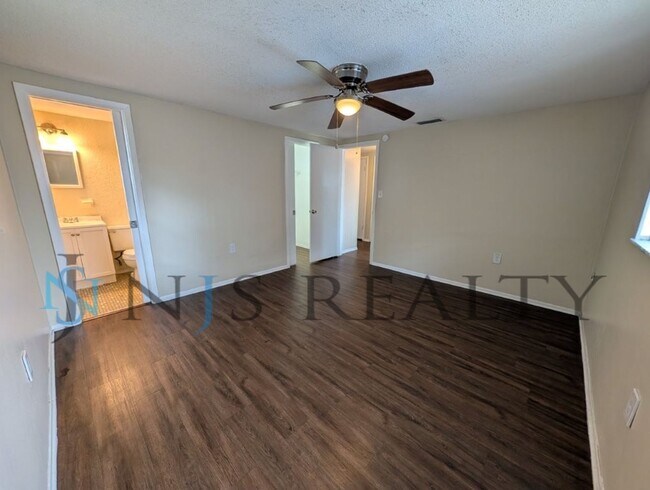 Building Photo - REDUCED!!!!  True 3 Bed~2 Bath~with garage. Over 1,000 sq ft, with updated kitchen & bathrooms, l...