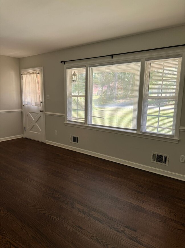 Building Photo - 3 Bedroom || 2.5 Bathroom Single Family Home