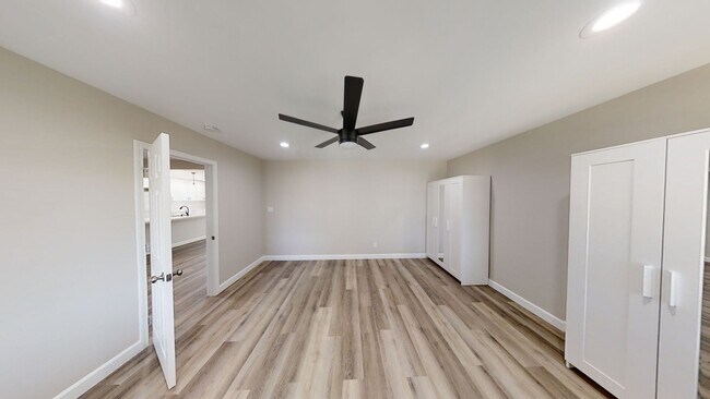 Building Photo - Newly Renovated (2022)! Amazing Location! ...
