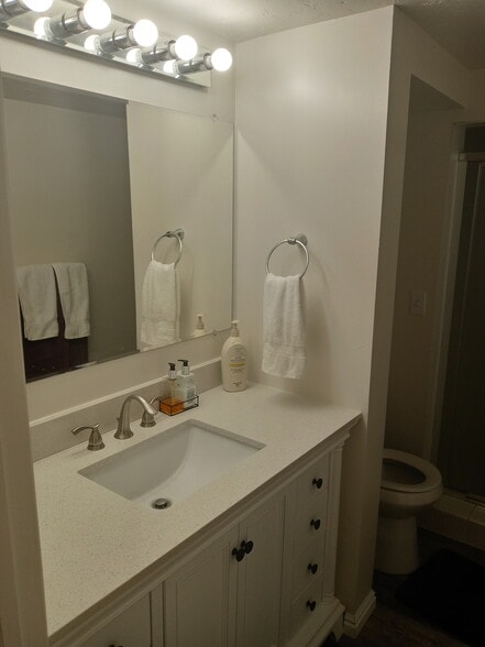 bath - 8909 Saddleback Rd