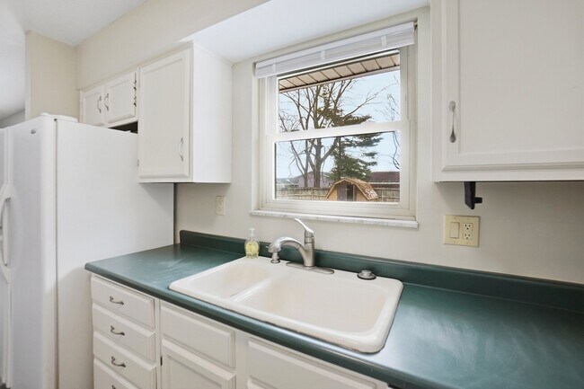 Building Photo - 3145 Dogwood Dr