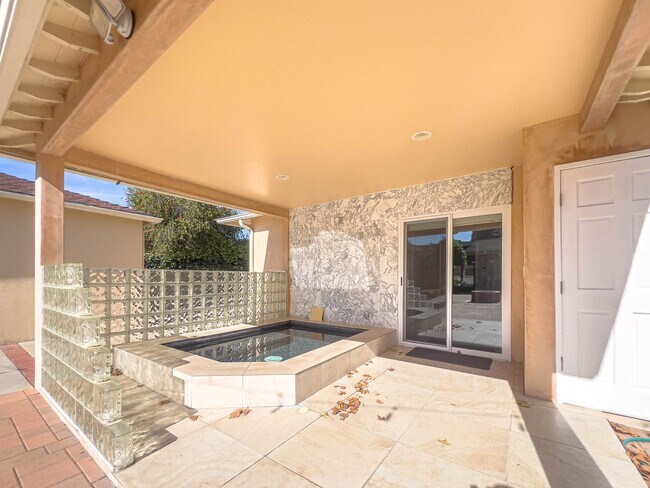 Building Photo - 15424 Camarillo St