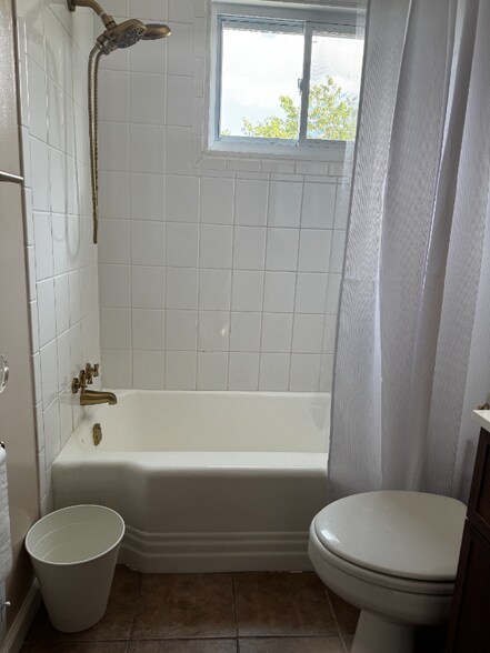 Building Photo - 2633 Colebrooke Dr