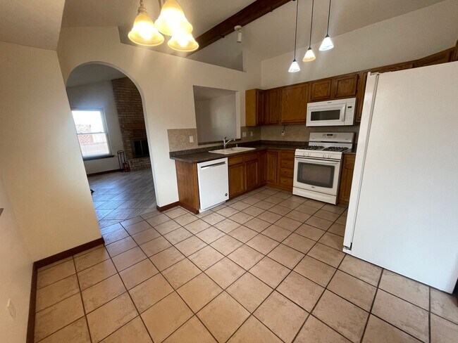 Building Photo - 3 Bedroom Near Mariposa Park