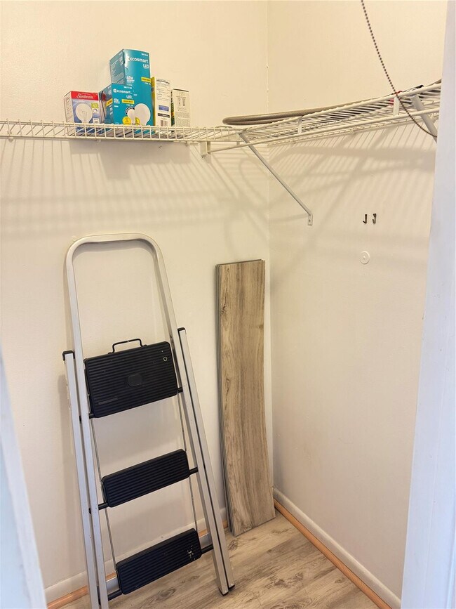 Building Photo - 204 Brighton E