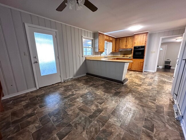 Building Photo - 2 Bedrooms- 1 Bathroom- House in West Rome!