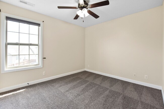 Building Photo - Pet Friendly Three Bedroom!