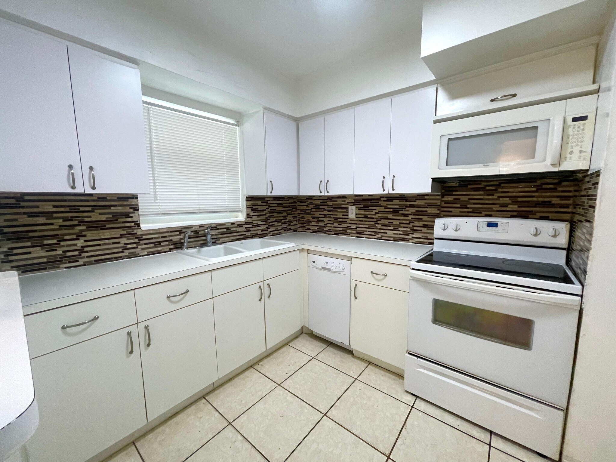 Building Photo - 2225 NE 123rd St