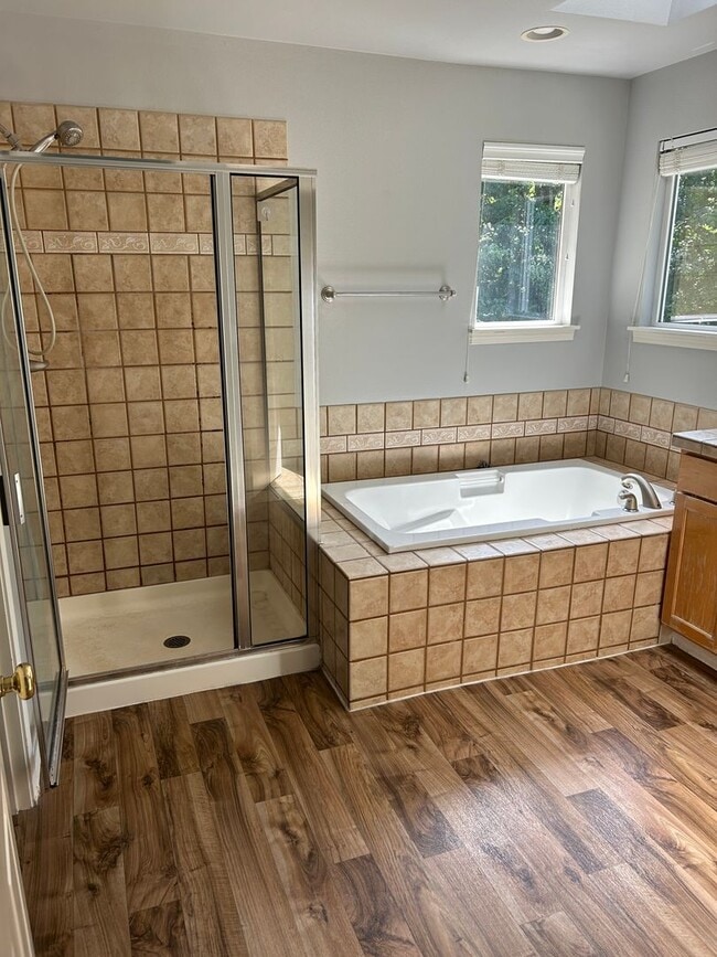 Building Photo - 4Bd/2.75Ba Bellevue Home