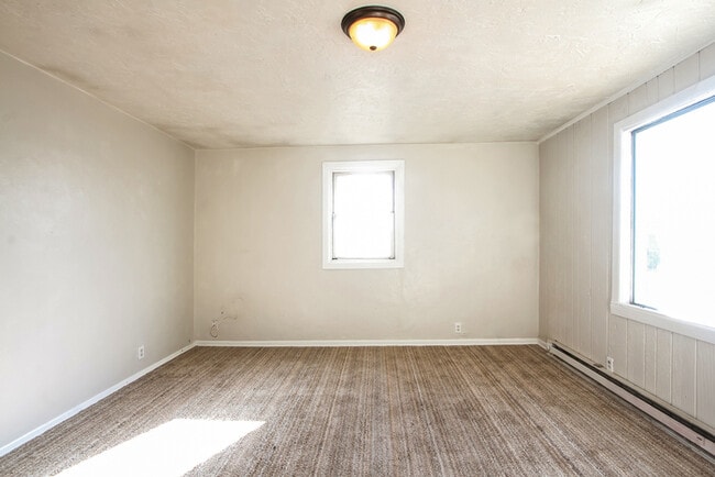 Building Photo - Freshly Renovated & Ready for You — Cozy 1...