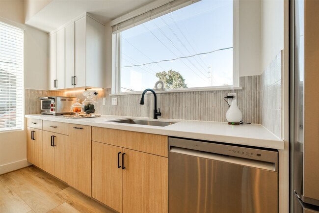 Building Photo - 412 N Nagle St