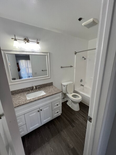 Building Photo - 5582 Crescent