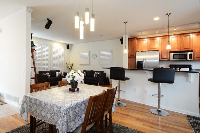 Building Photo - 2-Bed, 3-Bath Townhouse in a Great Location!