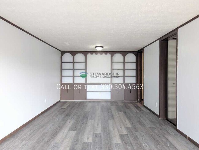Building Photo - 930 N Ella St