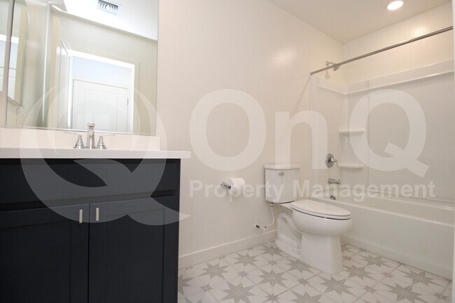 Building Photo - 2540 W La Salle St