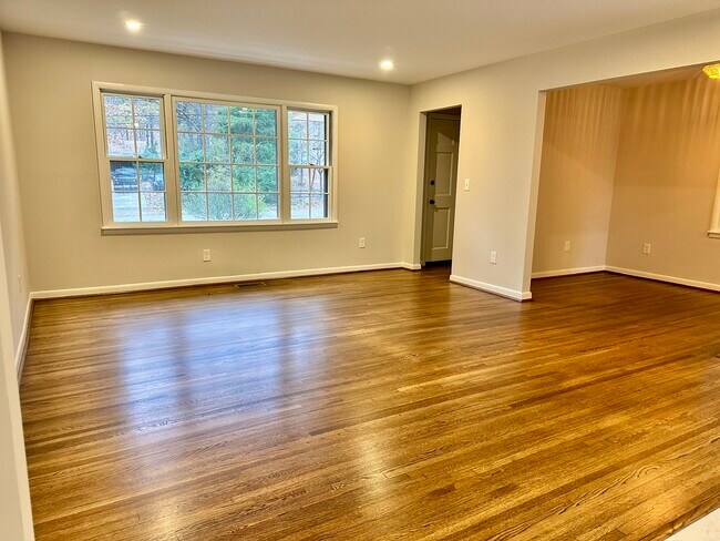 Building Photo - 231 Hillwood Ln