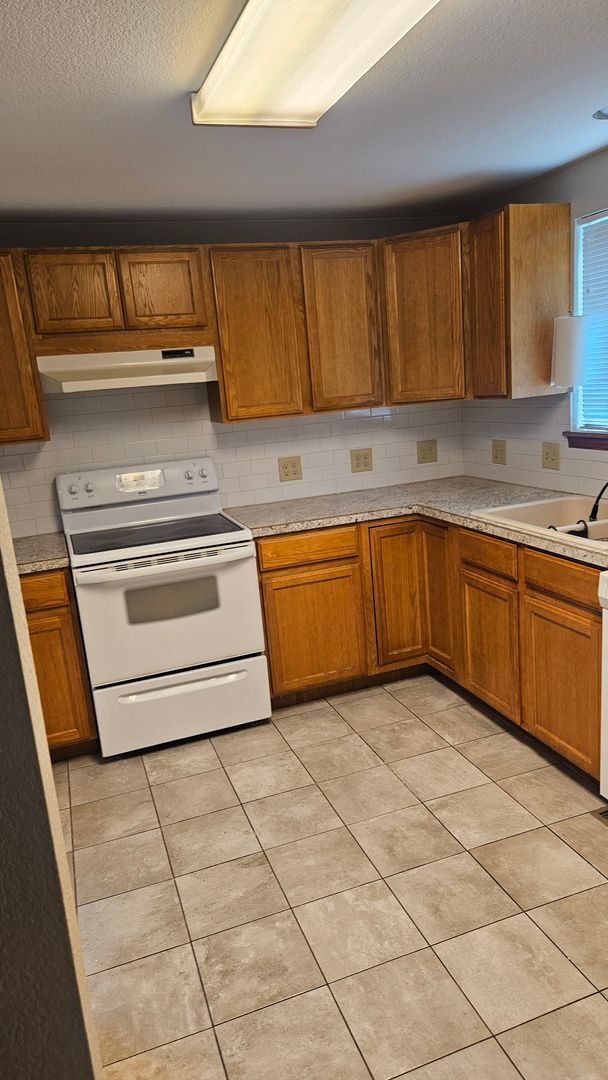 Building Photo - Clean 4 Bedroom Home near CSU