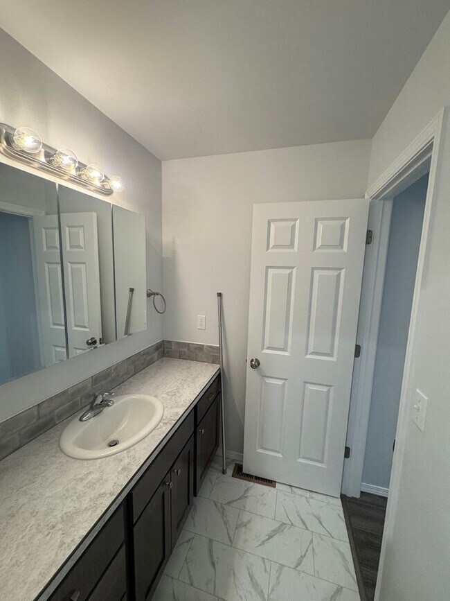 Building Photo - 2005 Ledwich Ave