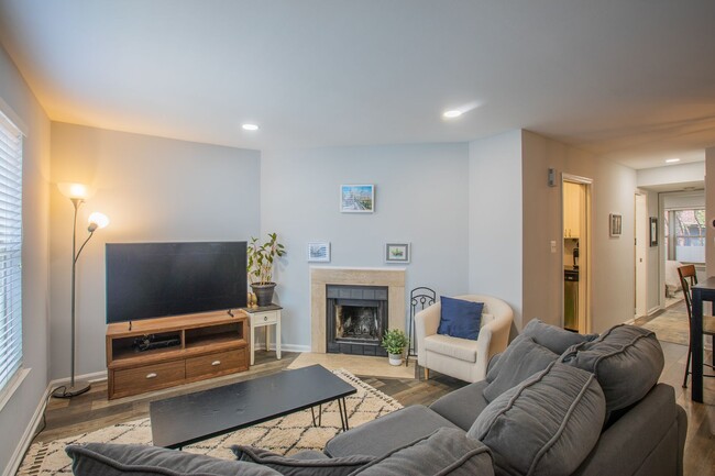 Building Photo - Charming 1 BR/1 BA Condo in Capitol Hill!