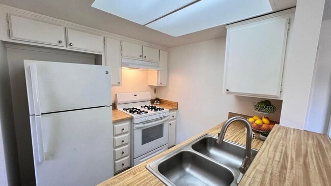 Building Photo - Cozy Lompoc Townhouse