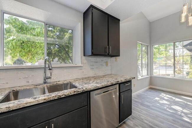 Building Photo - 2 Bedroom 2 Bath Roseville Home