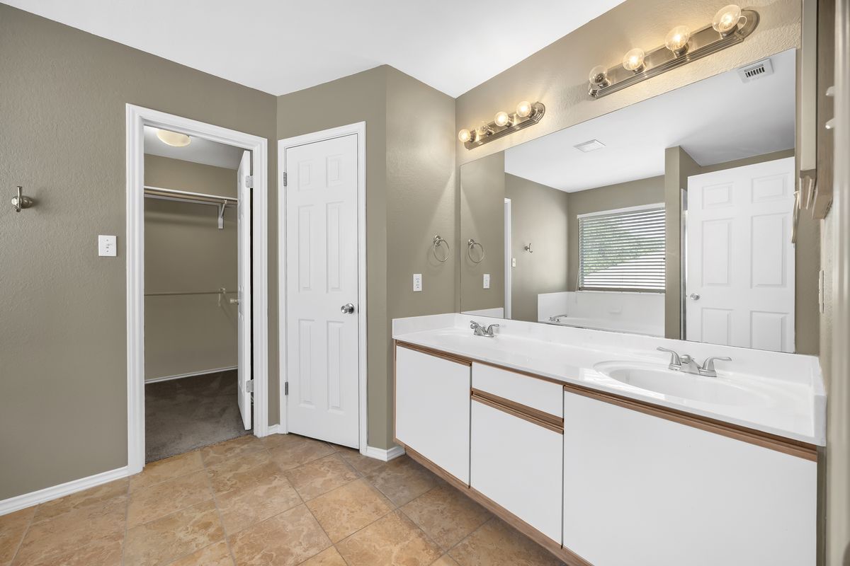 Building Photo - 8404 Tyhurst Dr