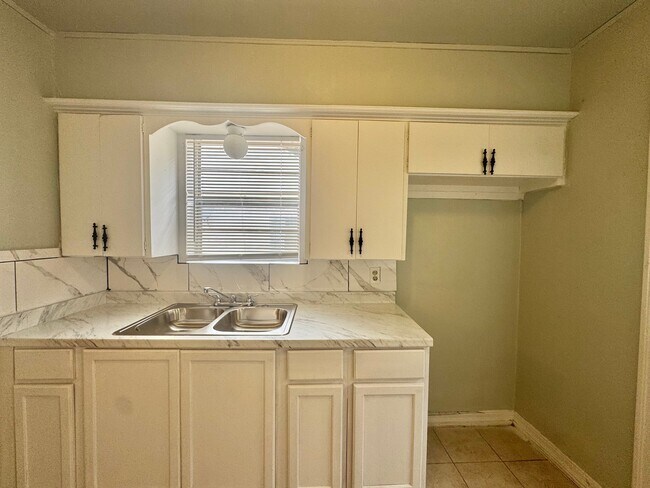 Building Photo - 1000 N Tabor Dr